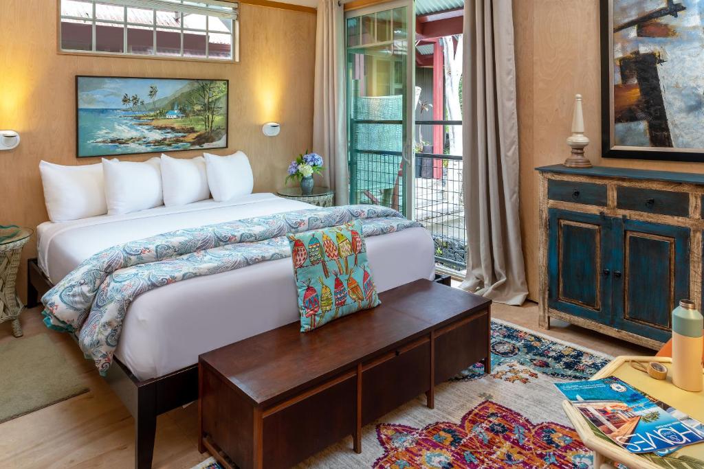 沃尔卡诺Volcano Village Estates的一间卧室配有一张大床和一张桌子