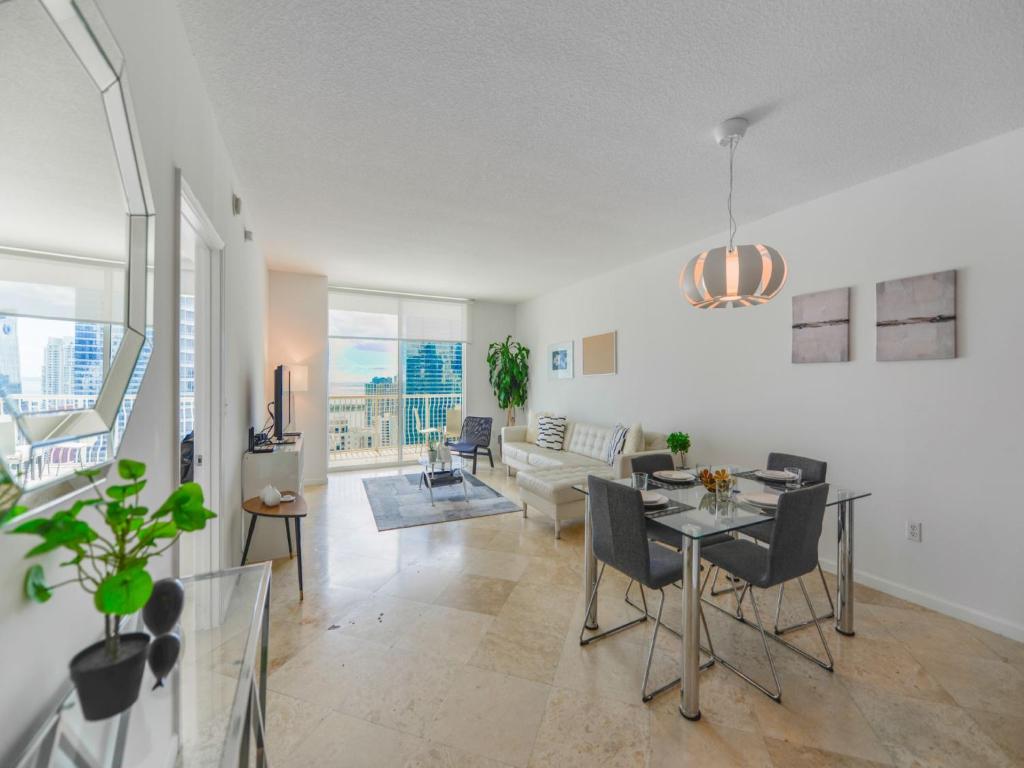 迈阿密Amazing apartment in the Heart of Brickell的客厅配有桌子和沙发