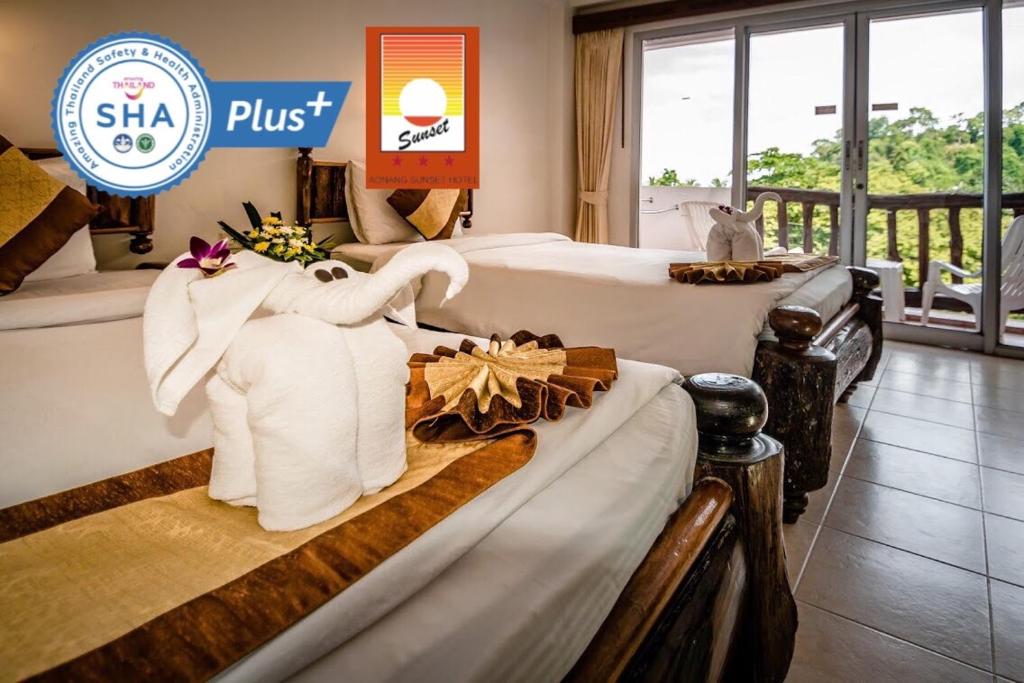 奥南海滩Aonang Sunset Hotel - SHA Extra Plus的酒店客房 - 带两张床和毛巾