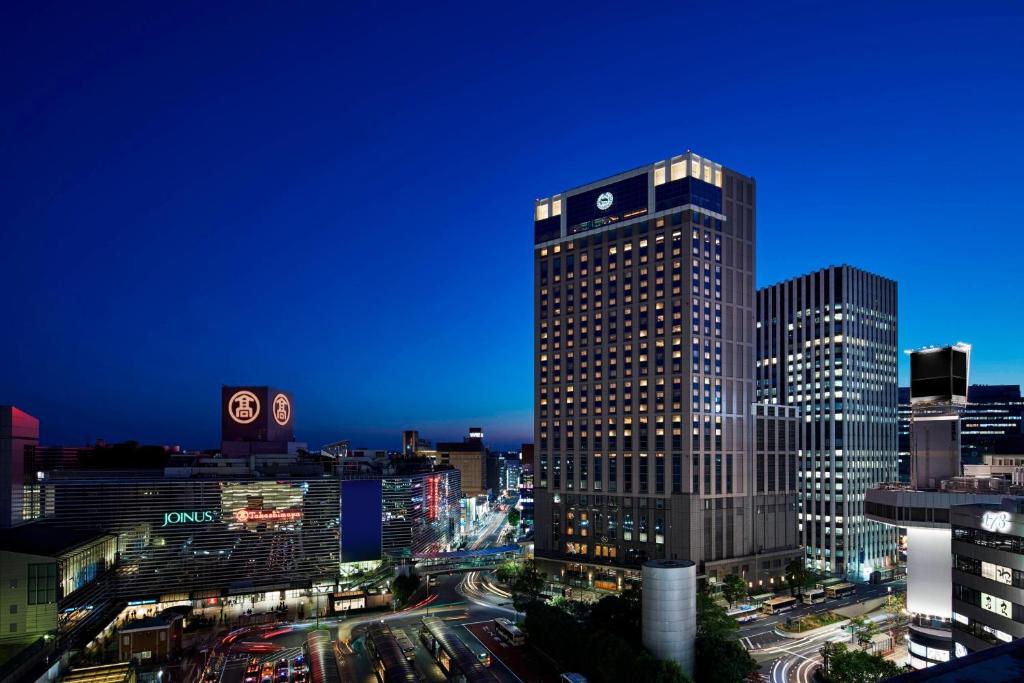横滨横滨湾喜来登大酒店的夜晚在城市的高楼