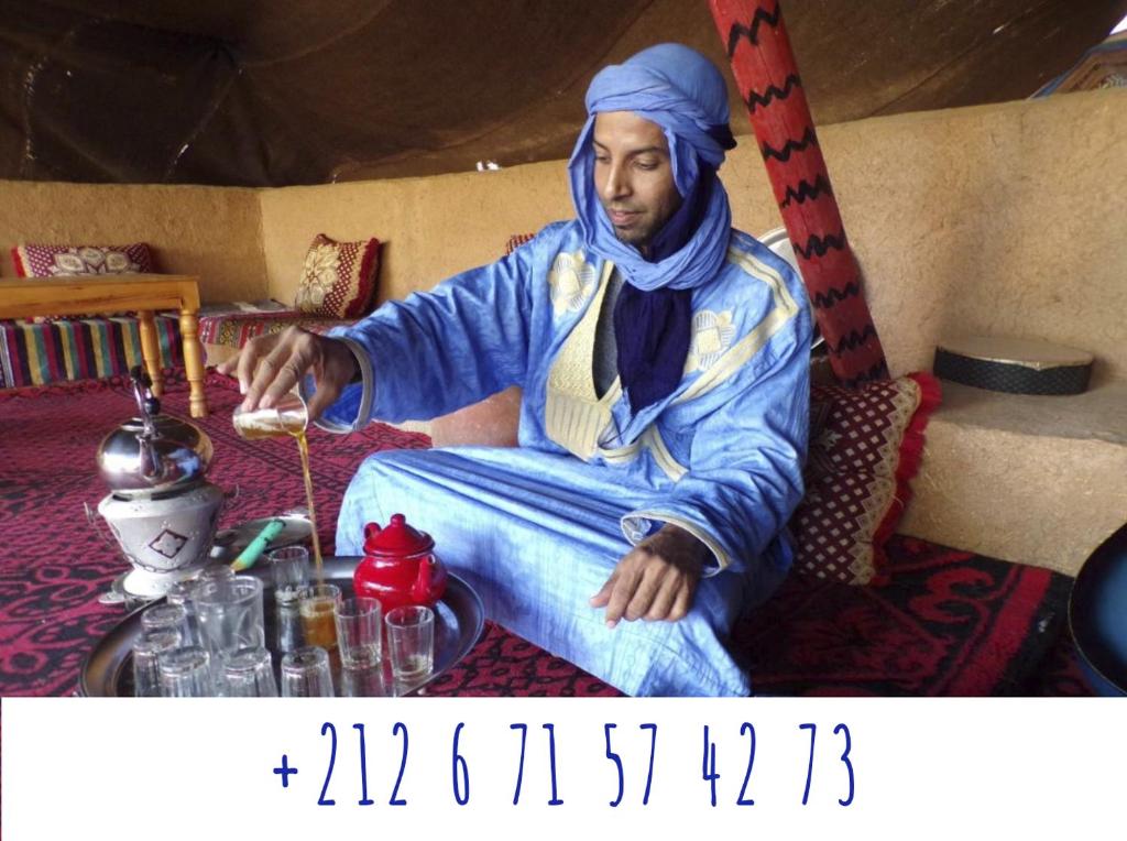 Aït BoukhaLa Maison de l'Homme Bleu的坐在帐篷里的男人的雕像
