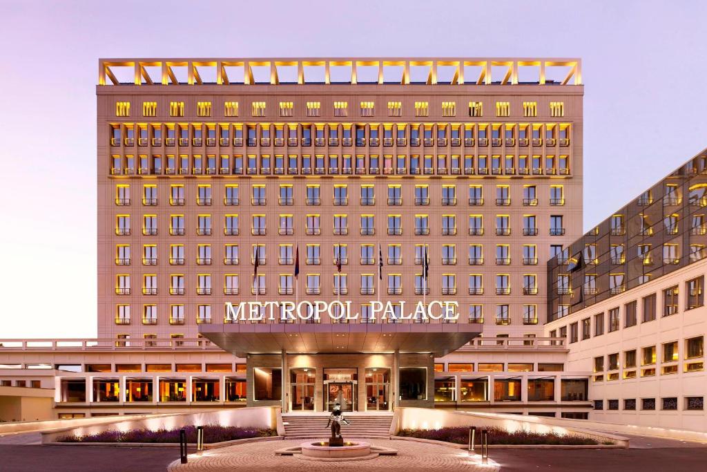 贝尔格莱德Metropol Palace, Belgrade的一座大型建筑,前面有一个喷泉