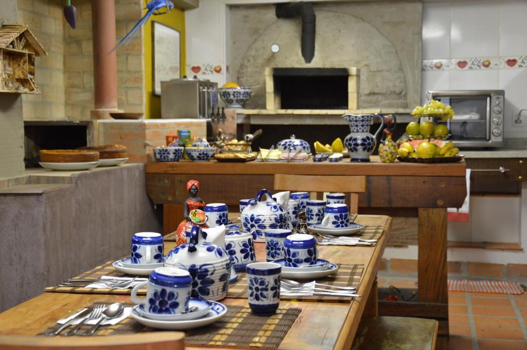 圣保罗英格列斯雷坎托旅馆 的厨房配有蓝白杯子和盘子,放在桌子上