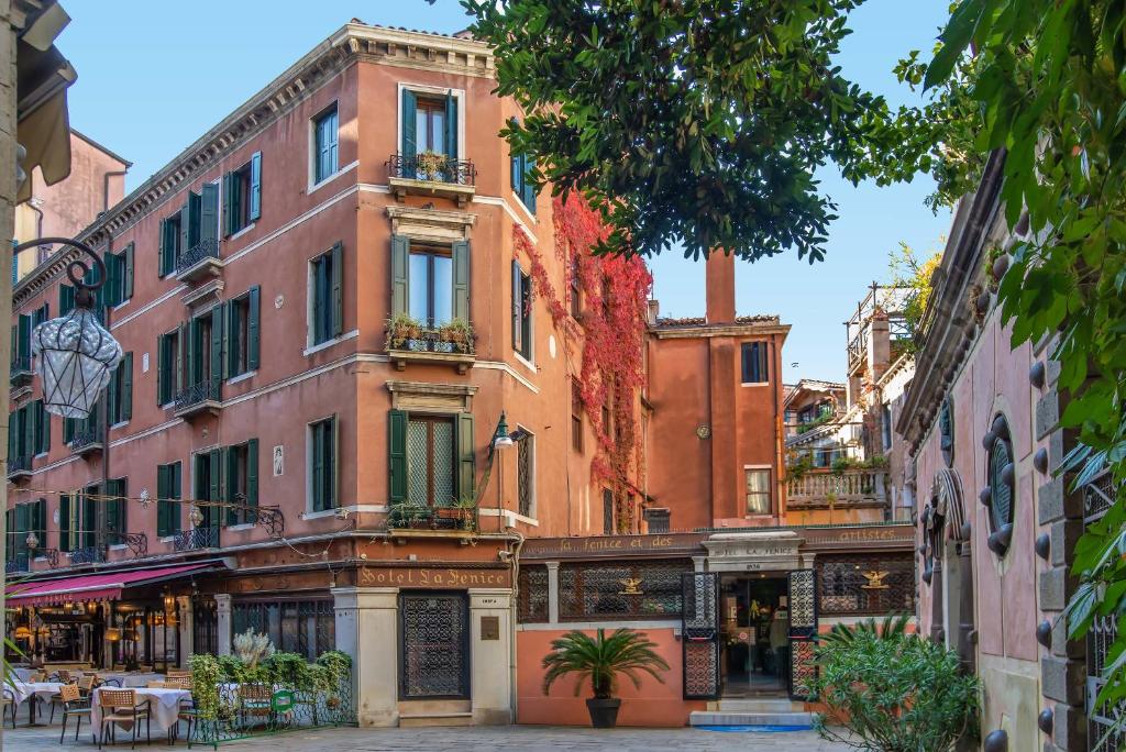 威尼斯艾狄阿堤丝泰斯菲尼斯酒店的城市的街道,有建筑和桌子