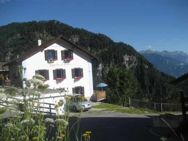 Scheidon a quiet location, beautiful, spacious holidayhouse, only for holidays, with a fantastic view, perfect for skiing, walking and hiking的前面有一辆汽车停放的白色房子