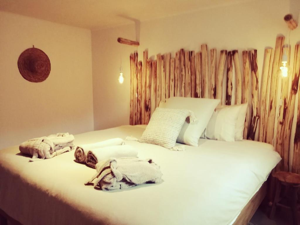 西内Où gît le Bocq Spa privatif的一间卧室配有一张大床和毛巾