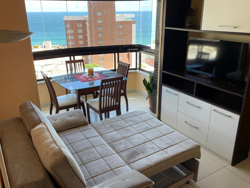 萨尔瓦多MarAzul Residence的客厅配有沙发和桌椅
