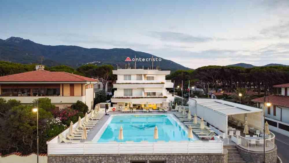 坎普码头Hotel Montecristo的享有酒店游泳池的景色