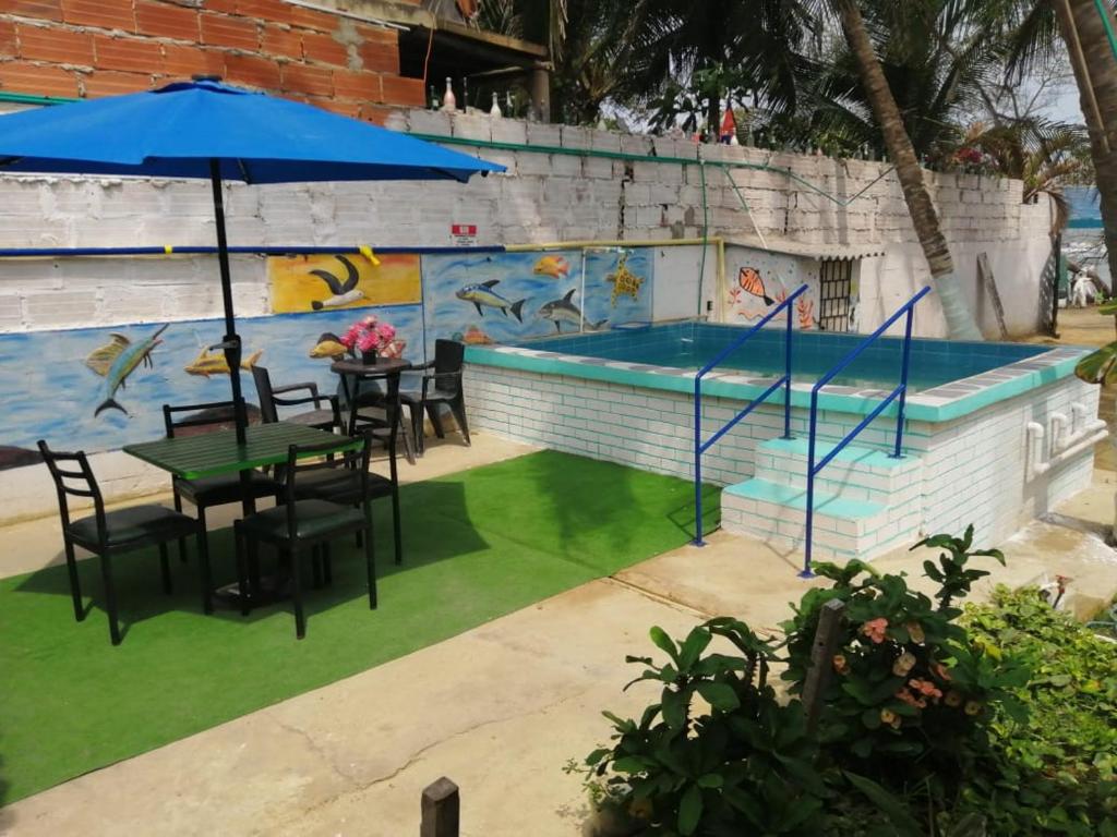 哥伦比亚港Villa mar的游泳池旁带遮阳伞的桌子