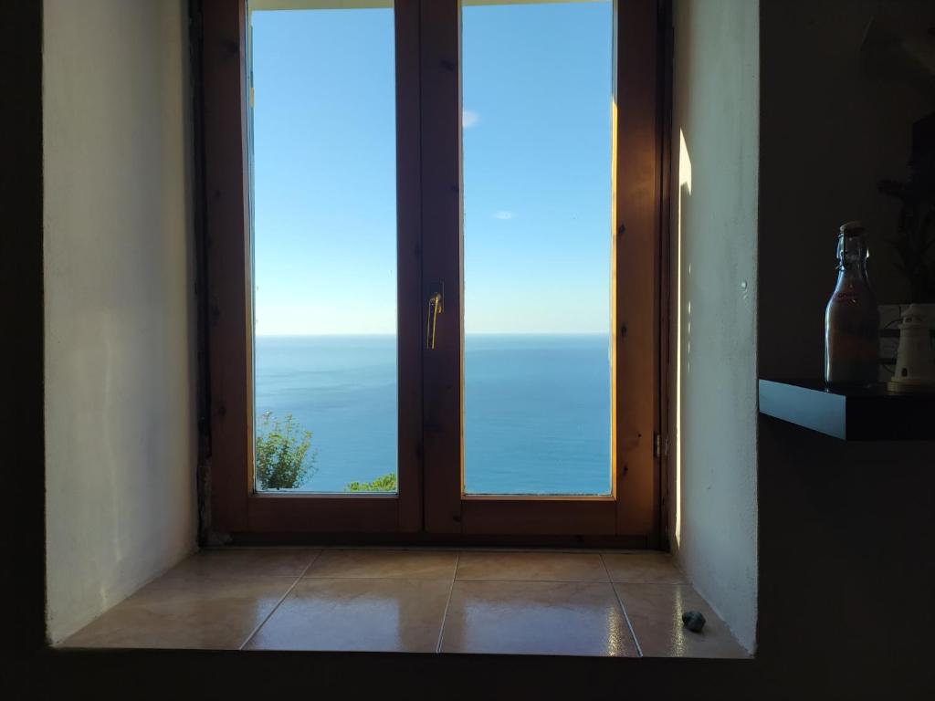 弗拉穆拉Ostello ninin de ma'的享有海景的开放式门