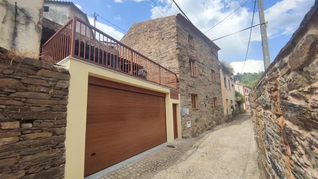 新普罗恩萨Casa Resineiro com Garagem e Terraço的街道上建筑物的车库门