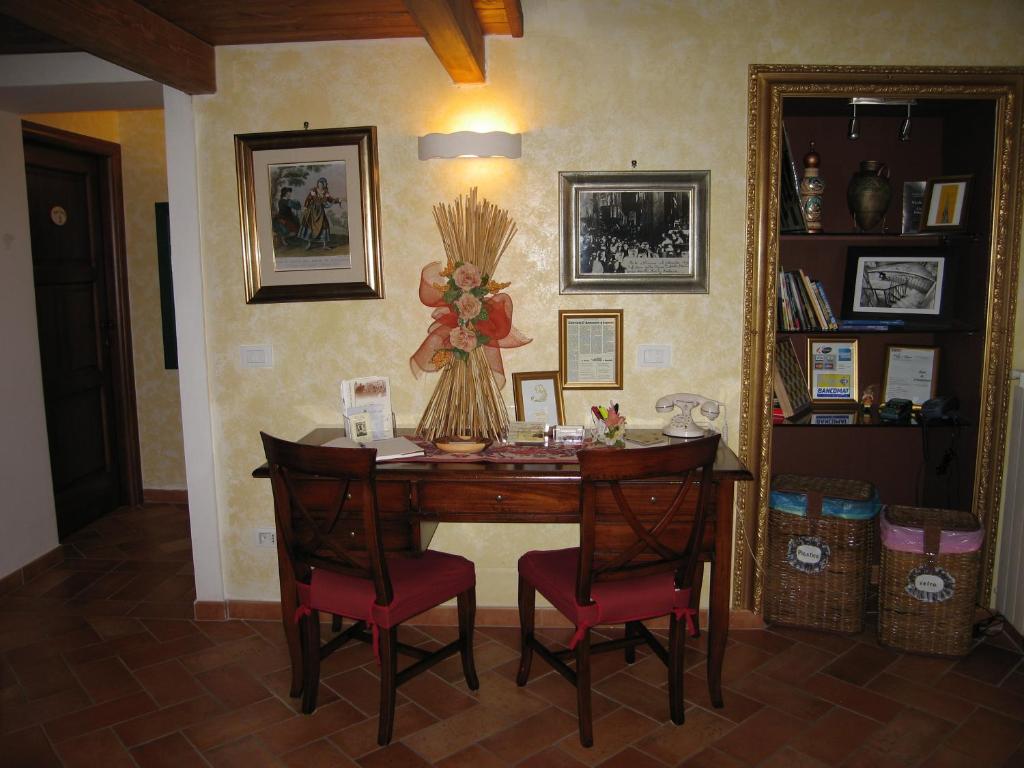 斯坎诺La Dimora di d'Annunzio的一间带桌子和两把椅子的用餐室