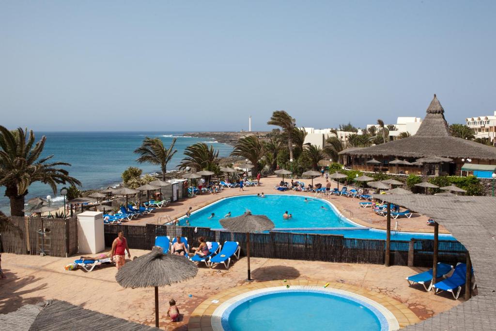普拉亚布兰卡皇家莫妮卡SBH酒店的享有度假村游泳池的景致