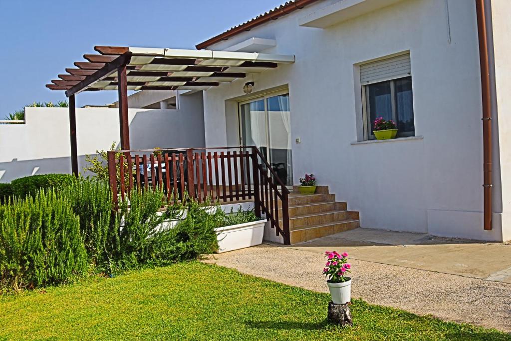 夏卡Casa con vista panoramica的白色的房子,设有木门和楼梯