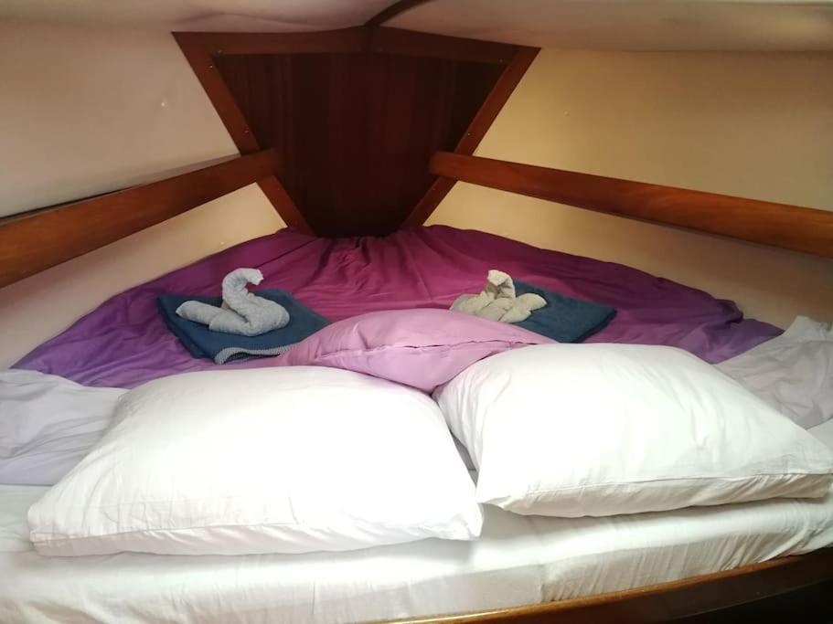 塞博河畔卡莱塔Magnifico barco en La Graciosa的一张带两个枕头的床,上面有动物塞满了东西