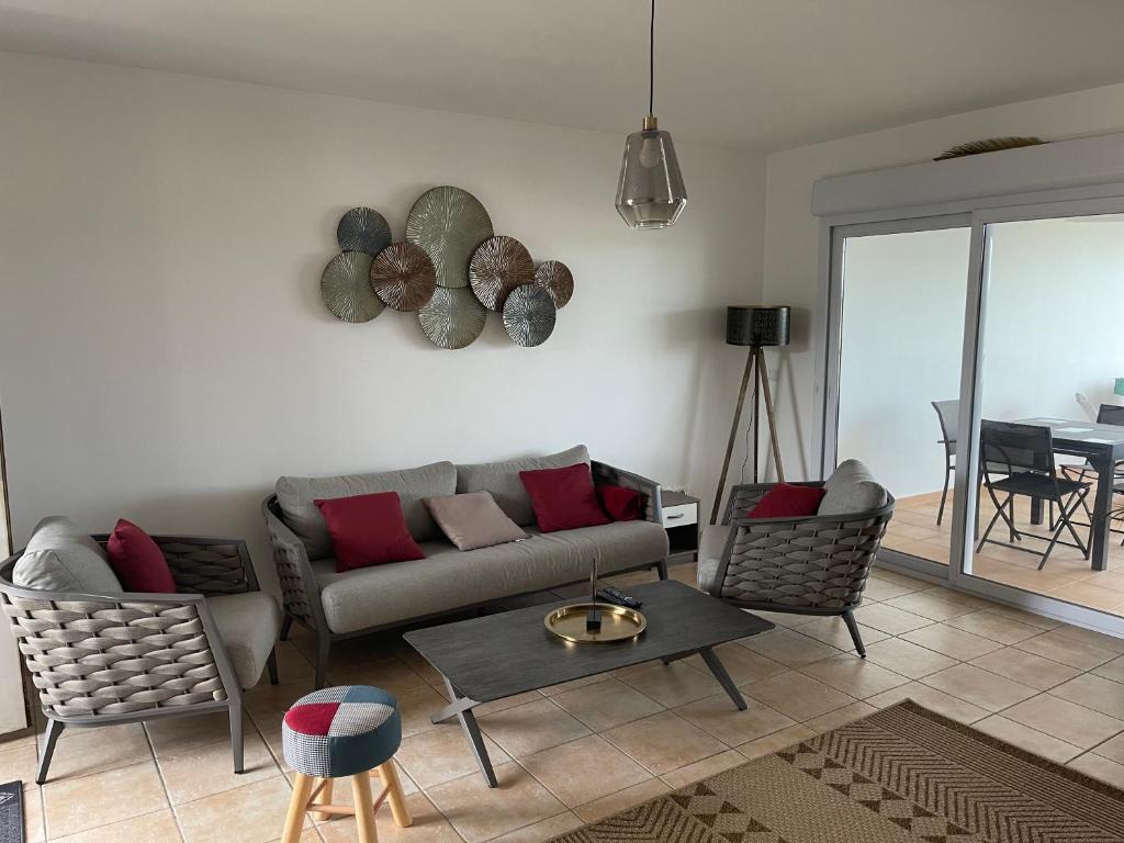 莱特鲁瓦西莱TURQUOISE CARAIBES的客厅配有沙发、椅子和桌子