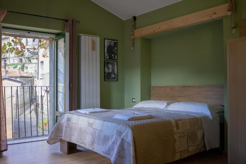 卡斯泰尔梅扎诺B&B Sud e Magia的一间卧室设有一张床和一个大窗户