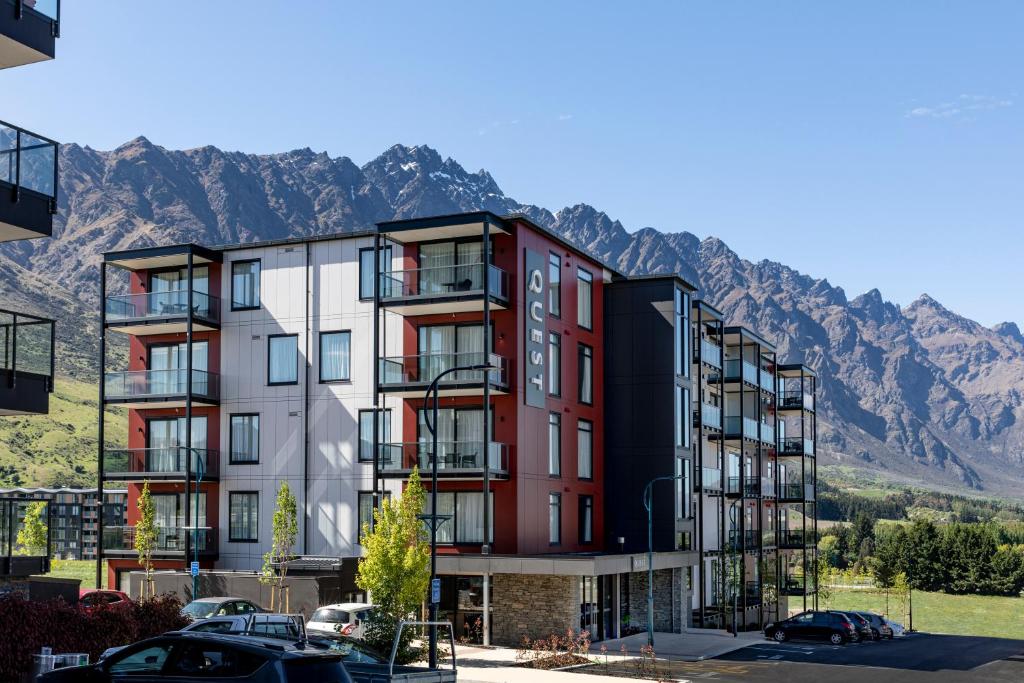 皇后镇Quest Queenstown Apartments Remarkables Park的公寓大楼的背景是群山