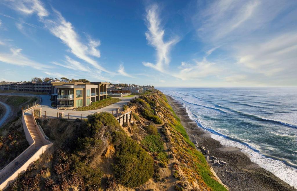 恩西尼塔斯Alila Marea Beach Resort Encinitas, a Hyatt Resort的靠近大海悬崖上房屋的空中景观