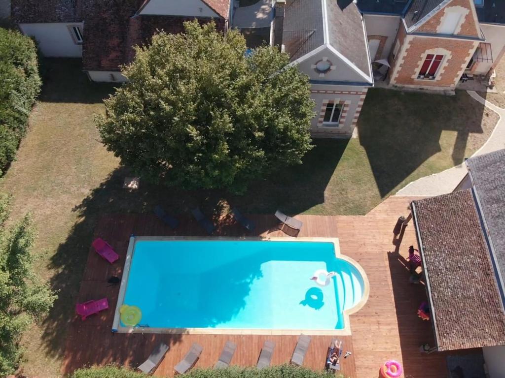 Soings-en-SologneAu Cocon de Sologne的享有庭院游泳池的顶部景色