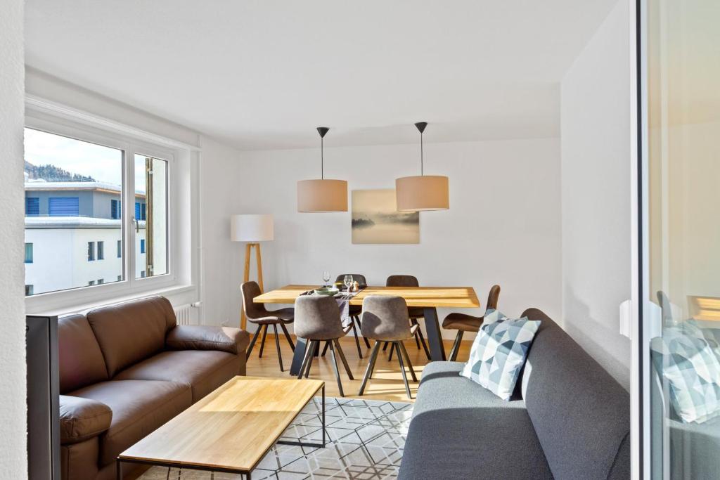 圣莫里茨Apartment Via Surpunt - Ruben- 5 Rooms的客厅配有沙发和桌子