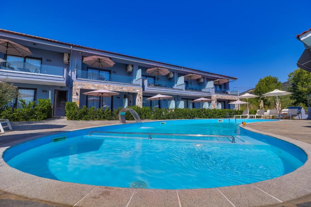 克里斯阿穆迪亚Theros Villas & Suites的酒店前的游泳池