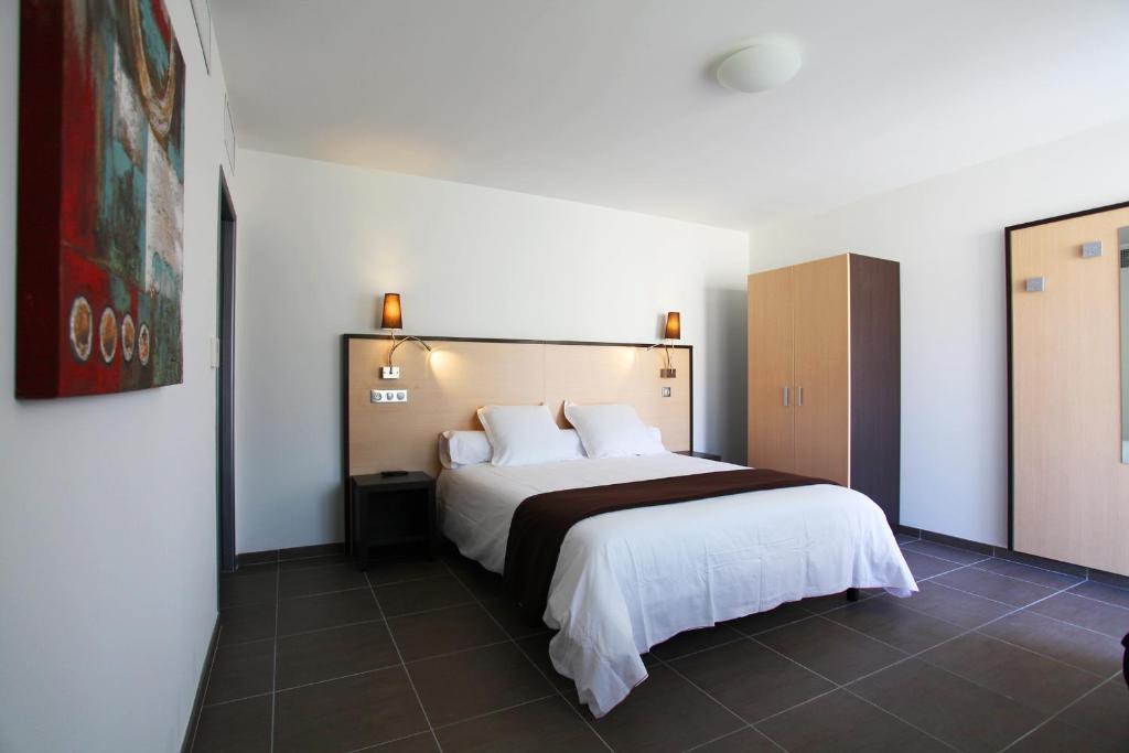 乐罗夫佩勒特斯餐厅酒店的一间卧室,卧室内配有一张大床