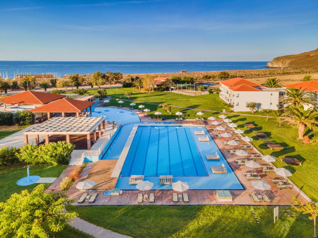 斯卡拉埃雷索Aeolian Village Beach Resort的享有度假村游泳池的顶部景致