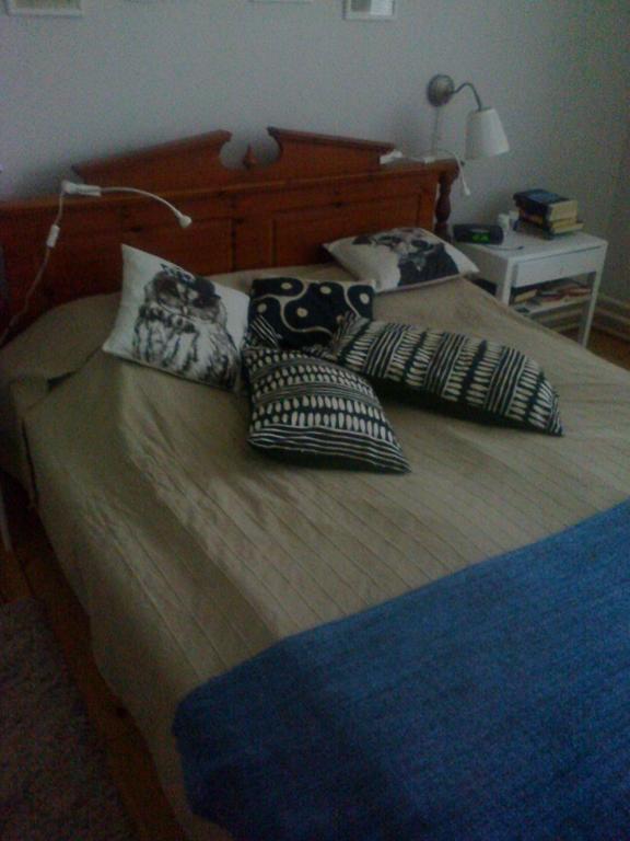 米凯利Villa Amy的一间卧室配有两张带枕头的床。