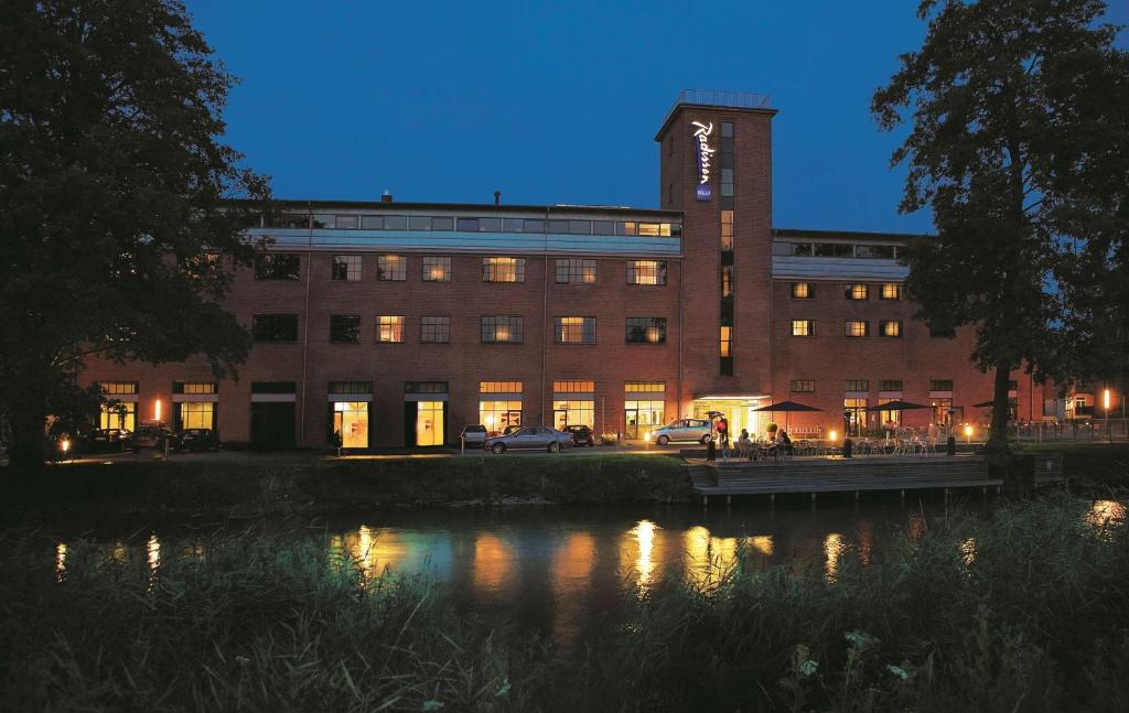 锡尔克堡锡尔克堡造纸厂丽笙酒店的一座大型砖砌建筑,在河边设有钟楼