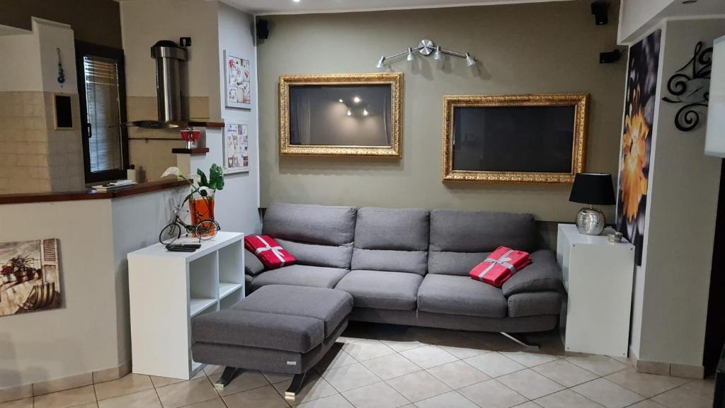 里米尼Chic & Relax apartment的带沙发和电视的客厅