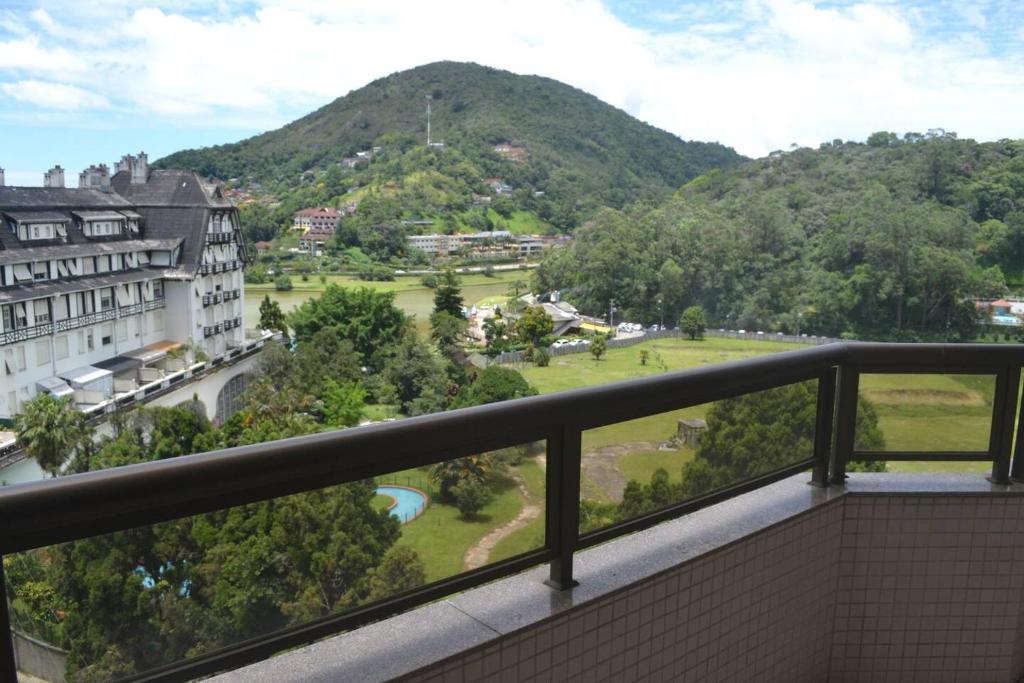 彼得罗波利斯Apartamento Inteiro com Vista do Lago Quitandinha的山景阳台。