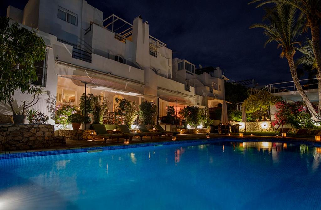 阿瓜阿马加miKasa Agua Amarga & SPA的夜间在酒店前的游泳池