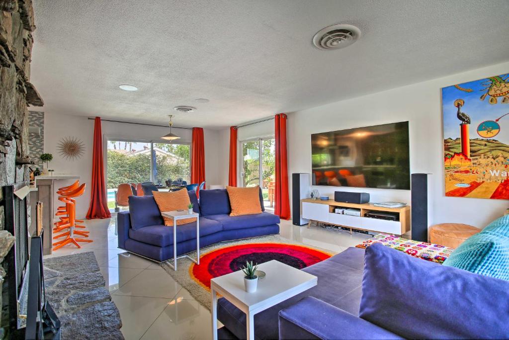 棕榈泉Funky Palm Springs Paradise Near Golf Courses的客厅配有蓝色的沙发和电视