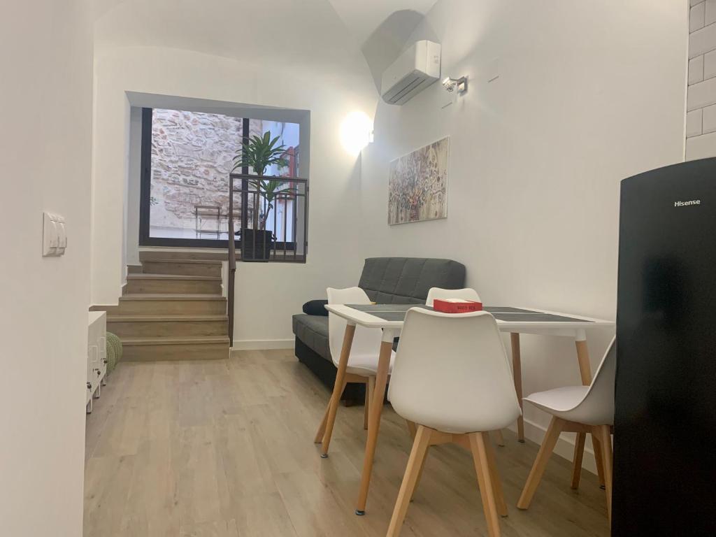 卡塞雷斯PUERTA DE CACERES Apartamento 2的客厅配有桌子和沙发