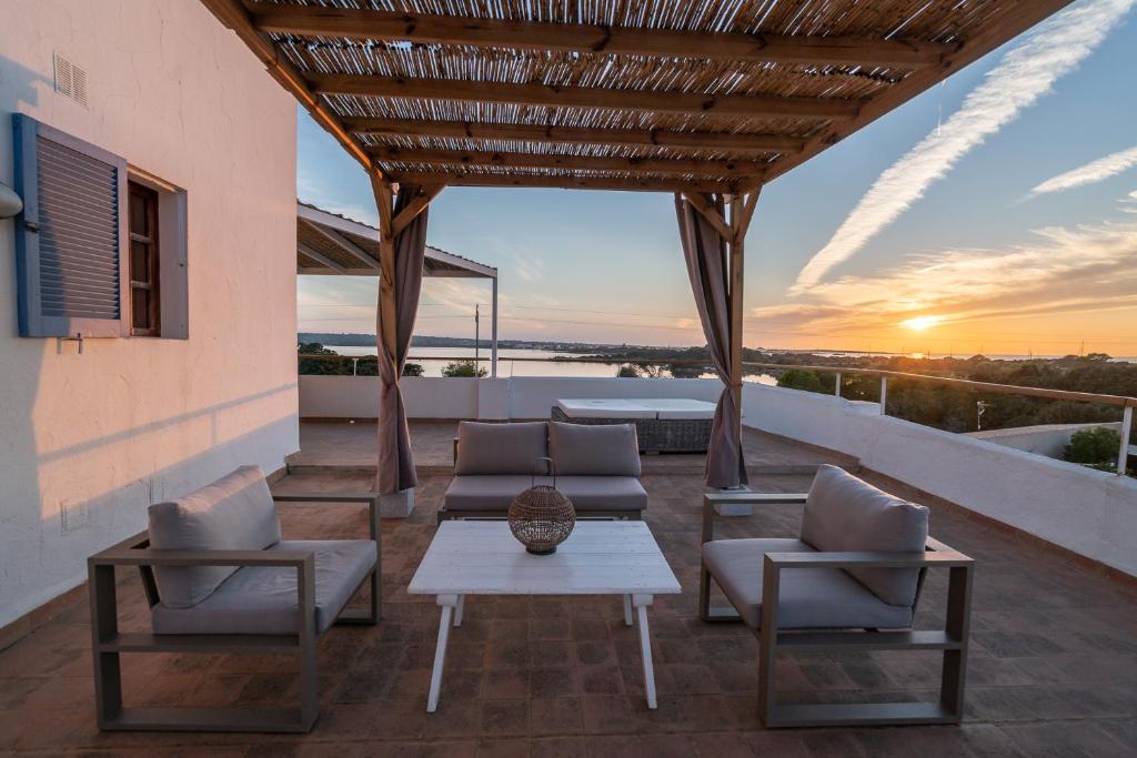 拉萨维纳Cas Saliners - Ses Illetes的一个带桌椅的庭院,享有日落美景
