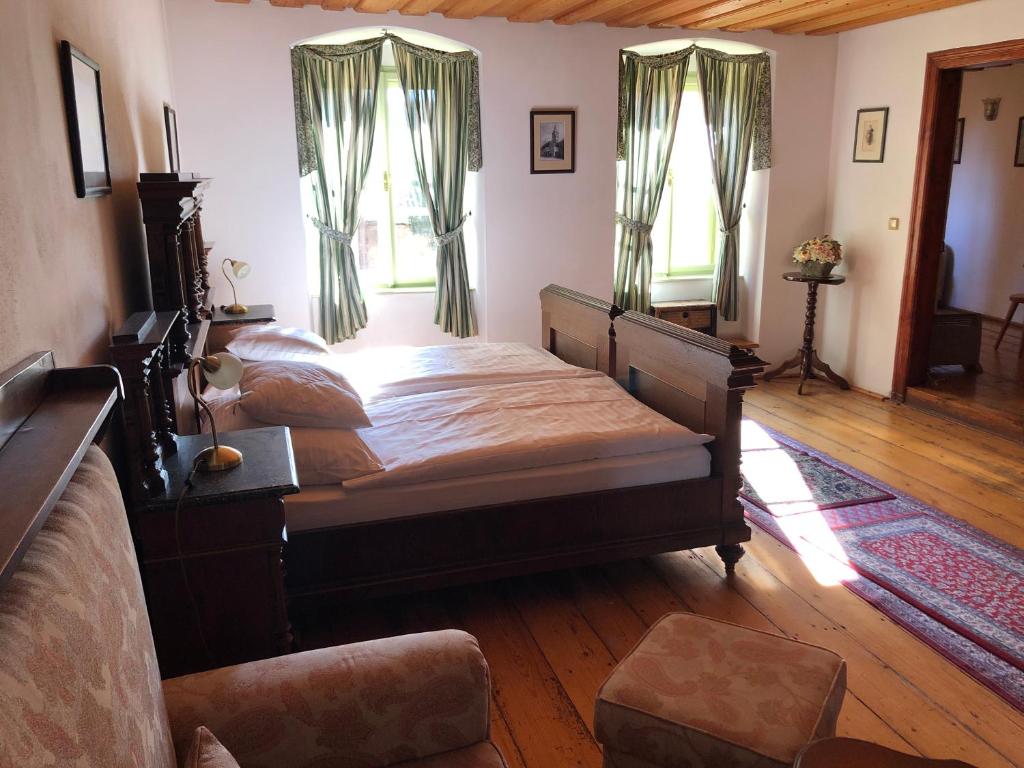 斯拉沃尼采波特威姿公寓式酒店的一间卧室设有一张大床和两个窗户。