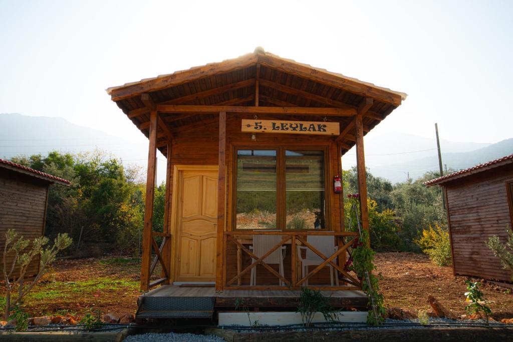 GeyikbayırıAlpstar Camping & Restaurant的院子内有电话亭的小建筑