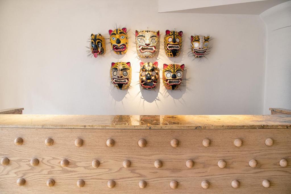 塔斯科·德·阿拉尔孔William Hotel Boutique De Diseño的挂在墙上的带面具的墙