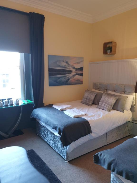 爱丁堡The Residence - 47 Minto St的一间卧室设有一张大床和一个窗户。
