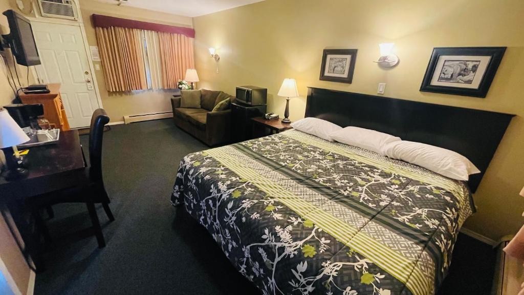 克兰布鲁克Travellers Motel的酒店客房设有床和客厅。