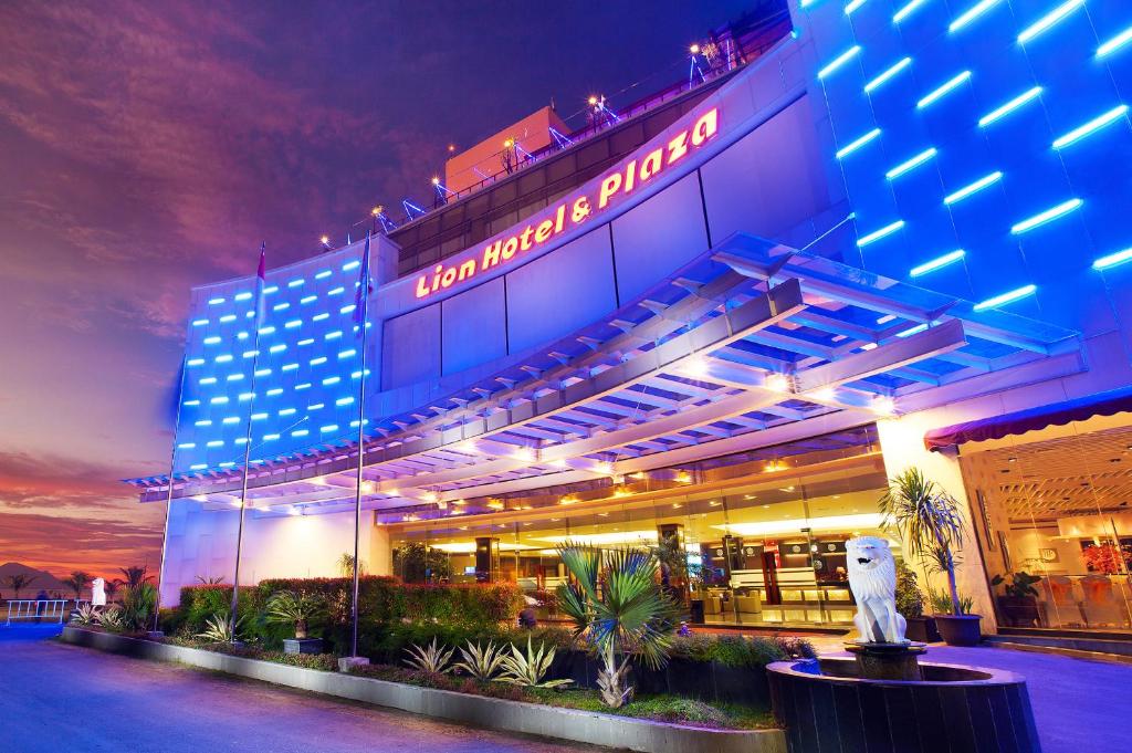 美娜多狮子广场酒店的一座建筑,上面有标牌,上面写着酒店更天堂的字样
