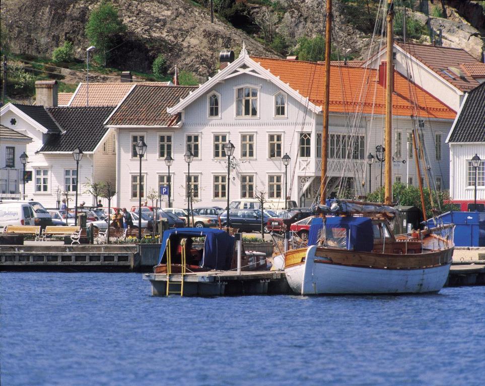 利勒桑利勒桑诺赫酒店的停靠在大楼前的码头上的船只