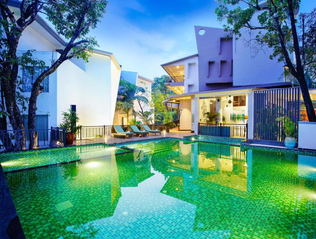 曼德姆Amoravida By 7 Apple Resorts, Goa的别墅内游泳池的形象