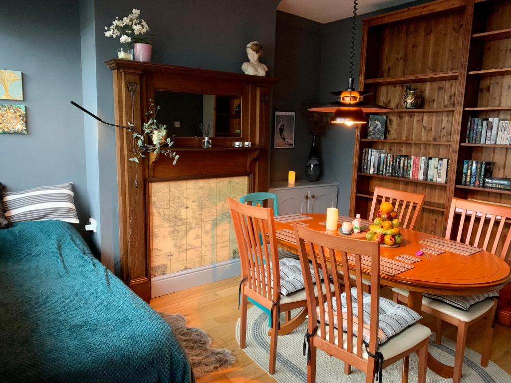 切斯特菲尔德Character Cottage With Secluded Courtyard Garden的一间带桌椅和一张床的用餐室