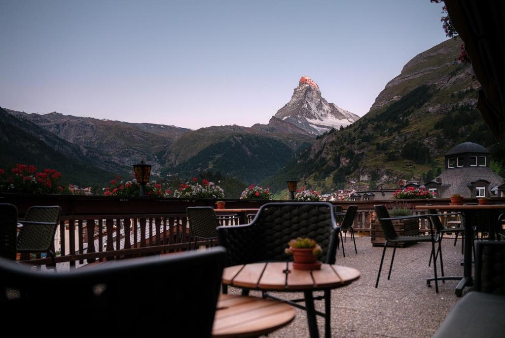 采尔马特Hotel Bella Vista Zermatt的山景阳台。