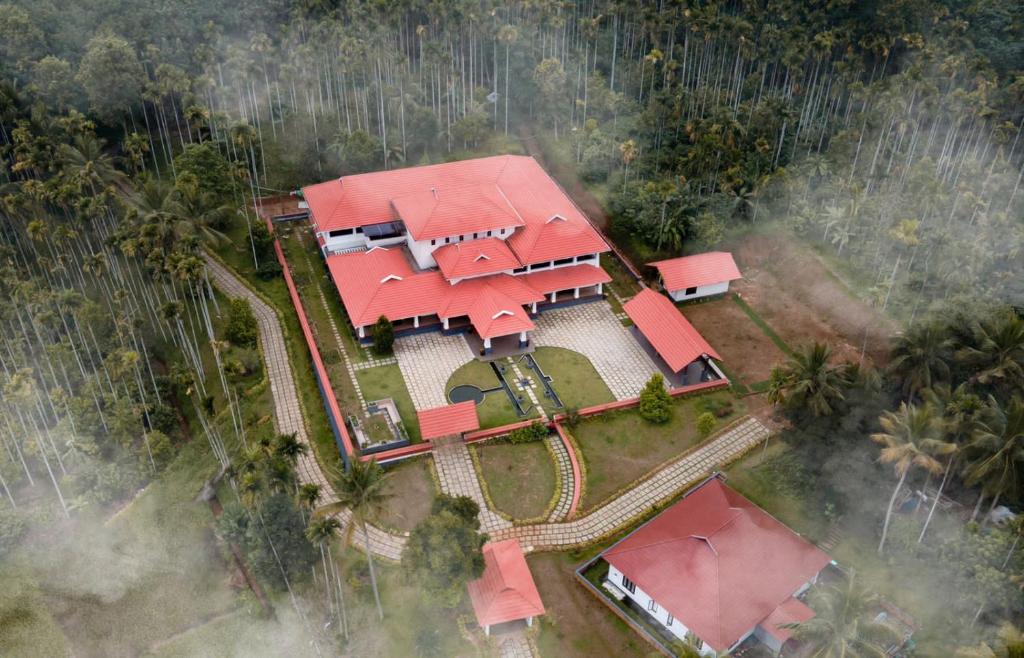 KenichiraWayanad Mace Mansion的享有红色屋顶房屋的空中景致