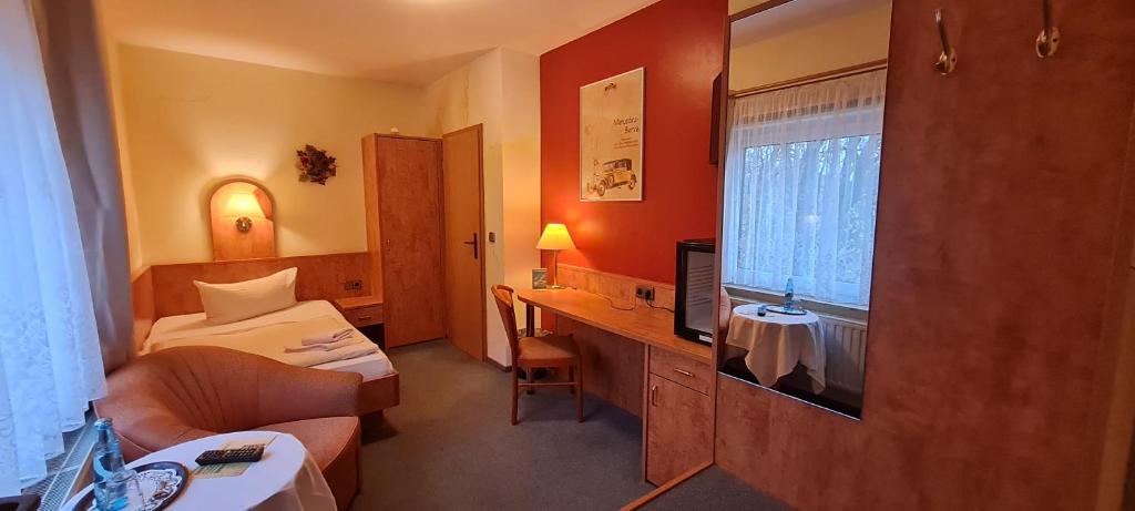阿恩施塔特帕克斯酒店的酒店客房设有一间带一张床和一张书桌的卧室