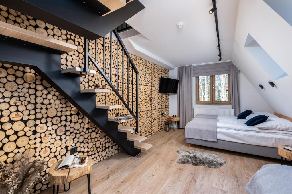 扎科帕内Villa 7 Folk & Modern的一间卧室设有木墙、一张床和楼梯。