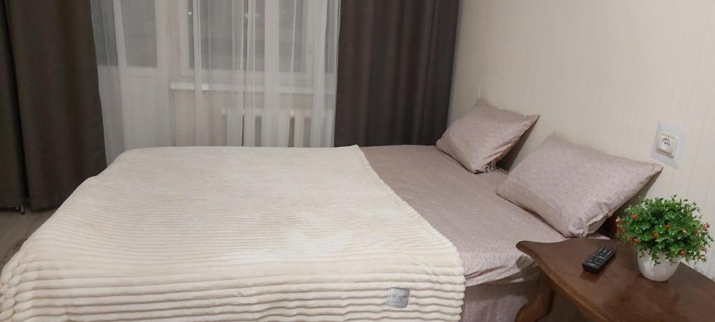 白采尔科维бульвар Олександрійський 125 Comfort house的卧室配有一张大白色床和窗户